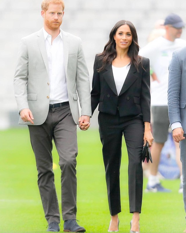 Meghan Markle Berjalan di atas Rumput Memakai Heels (Foto: IG: @harryxmeghanx)