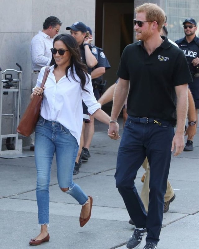 Meghan Markle Tampak Memakai Flat Shoes saat Sebelum Menikah dengan Pangeran Harry (Foto: IG: @royallymeghan)