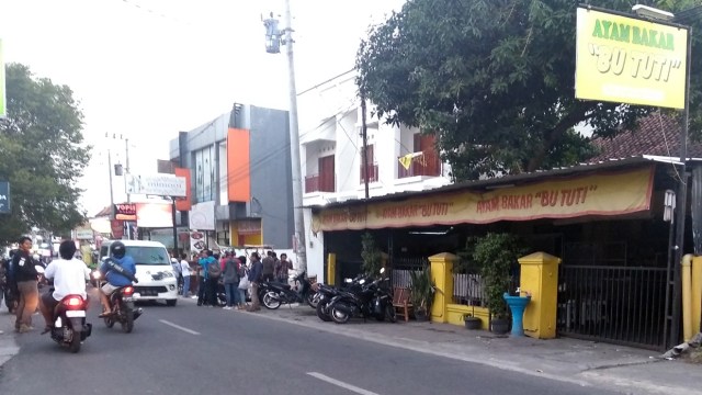 Suasana di sebuah rumah makan di Jalan Perumnas Seturan, Condongcatur, Yogyakarta (Foto: Arfiansyah Panji Purnandaru/kumparan)