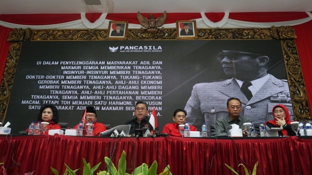 Konpers PDIP terkait pendaftaran calon legislatif di DPP PDIP, Jakarta. (Foto:  Fanny Kusumawardhani/kumparan)
