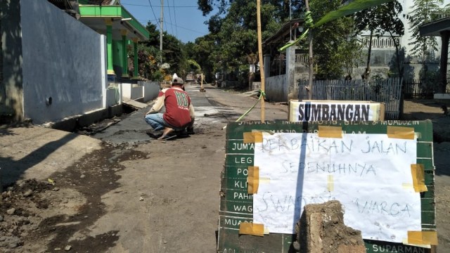 Warga Watuwungkuk Swadaya Tambal Jalan Rusak