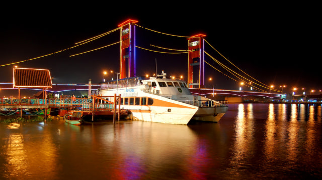 Jembatan Ampera di malam hari (Foto: Flickr/Hadi Kardhana)
