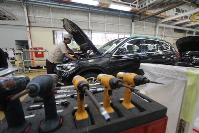 Suasana perakitan mobil BMW di Pabrik BMW Sunter (Foto: BMW Indonesia)