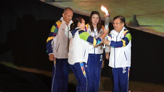 Wakil Presiden Jusuf Kalla menyatuan api obor Asian Games 2018 (Foto: Dok. Setwapres)
