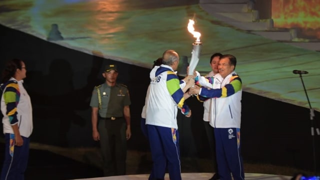 Wakil Presiden Jusuf Kalla menyatuan api obor Asian Games 2018 (Foto: Dok. Setwapres)