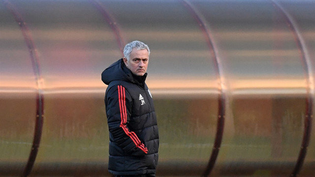 Mourinho kala memimpin latihan Manchester United. (Foto: AFP/Paul Ellis)
