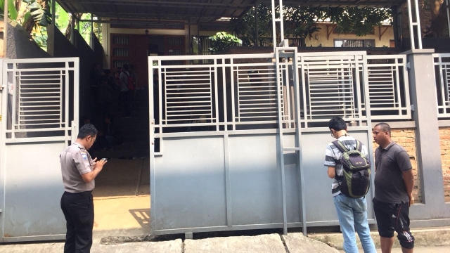 Kediaman Mardani Ali Sera dipasangi garis polisi. (Foto: Andreas Ricky/kumparan)