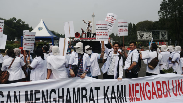 Unjuk rasa pergerakan dokter muda Indonesia di depan istana negara. (Foto: Irfan Adi Saputra/kumparan)