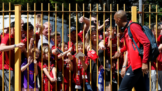 Pemain anyar Liverpool, Fabinho, menyapa para fan. (Foto: Reuters/Ed Sykes)