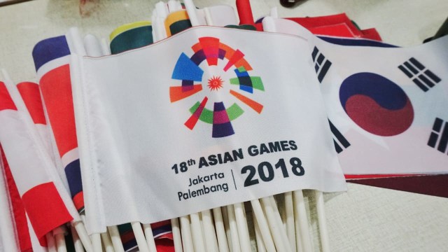 Aktivitas pedagang atau pembuat bendera peserta Asian games 2018 di Pasar Senen. (Foto: Irfan Adi Saputra/kumparan)