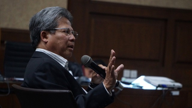 Todung Mulya Lubis bersaksi dalam sidang lanjutan Syafruddin Temenggung di Pengadilan Tipikor. Foto: Fanny Kusumawardhani/kumparan