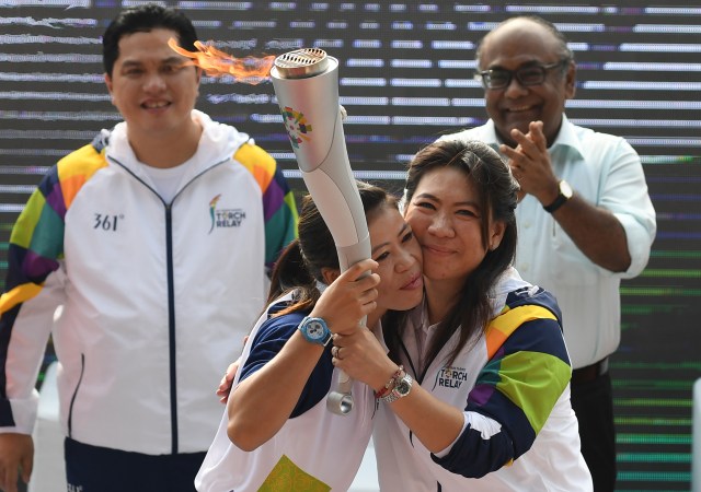Susi Susanti dan Mary Kom di Torch Relay Asian Games. (Foto: Sajjad HUSSAIN / AFP)