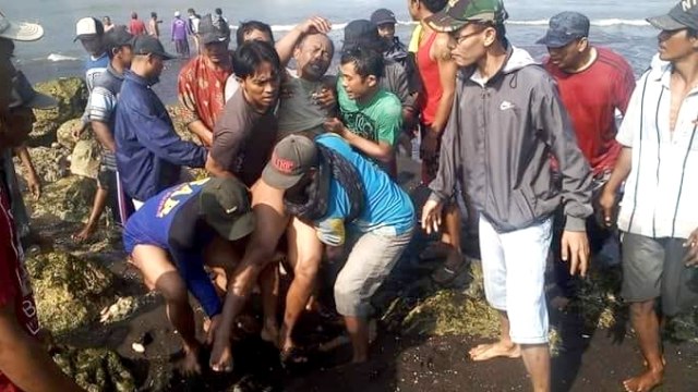 Evakuasi korban kapal tenggelam di Jember. (Foto: Dok. Sutopo)