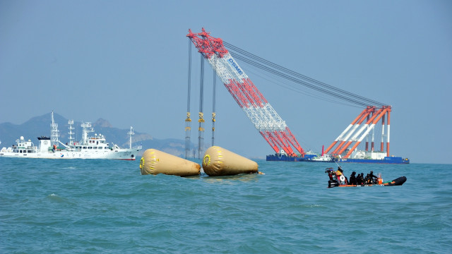 Anggota penyelamat mencari para penumpang yang hilang di dekat pelampung kapal  Sewol di laut lepas Jindo pada 20 April 2014. (Foto: AFP/Jung Yeon-Je)