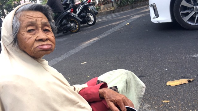 Nenek yang mengaku berusia 100 tahun masih mengemis di jalanan Kota Bandung. (Foto: Iqbal Tawakal/kumparan)