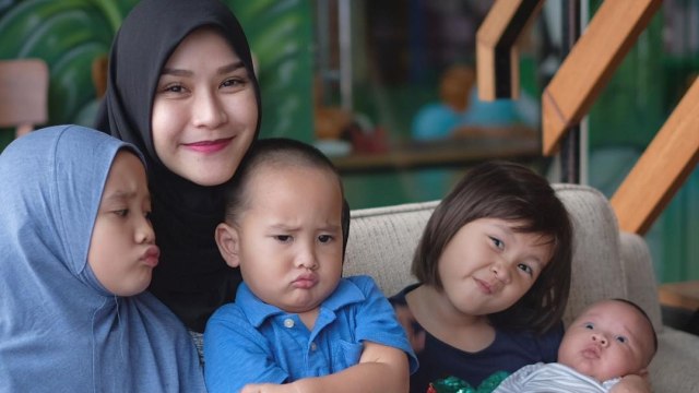 Zaskia Adya Mecca dan anak-anaknya (Foto: Instagram @zaskiadyamecca)