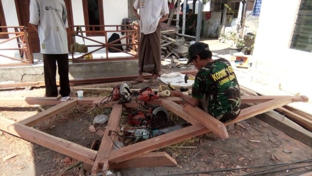 Proses renovasi di rumah Lalu Zohri. (Foto: Dok. Istimewa)