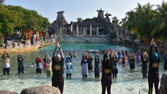 Water yoga di Atlantis Water Adventure
 (Foto: dok: Ancol)