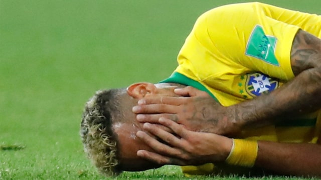 Neymar si tukang diving. (Foto: Reuters/Kai Pfaffenbach)