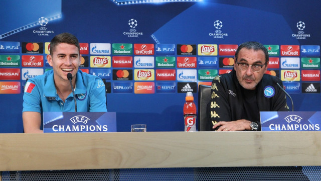 Jorginho dan Sarri di sebuah konfereni pers jelang laga Liga Champions. (Foto: AFP/Carlo Hermann)