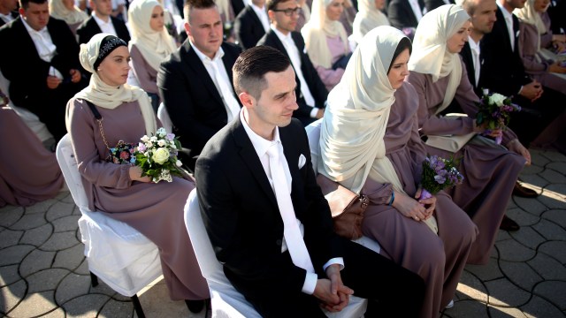 Pernikahan Massal Muslim di Bosnia (Foto: REUTERS/Dado Ruvic)