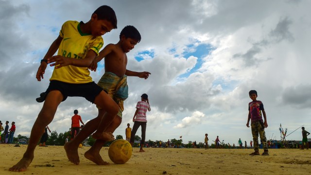 Anak-anak di Rohingya bermain Sepak Bola (Foto: AFP/Munir Zaman)