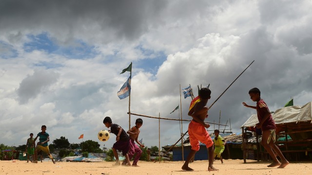 Anak-anak di Rohingya bermain Sepak Bola (Foto: AFP/Munir Zaman)