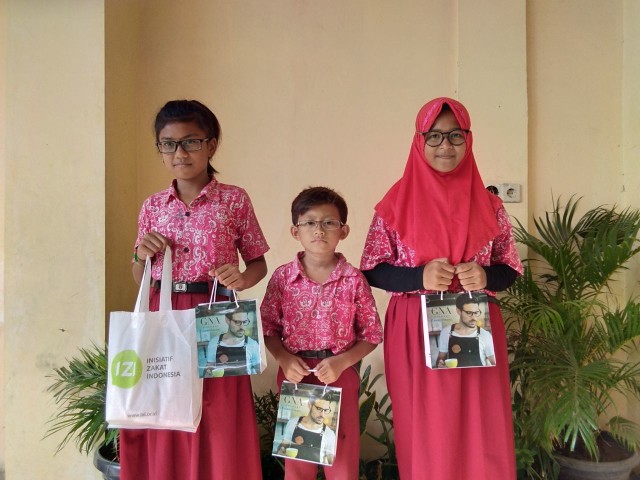 Penghargaan bagi Pelajar Dhuafa Berprestasi Melalui Persembahan Kacamata Gratis