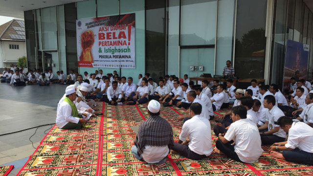 Pekerja Pertamina Lakukan Doa Bersama di Halaman Gedung Pertamina Pusat (Foto: Abdul Latif/kumparan)