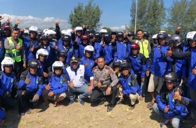 Ratusan Tukang Ojek di Lombok Dapat Helm Gratis dari Satuan Lalu Lintas 