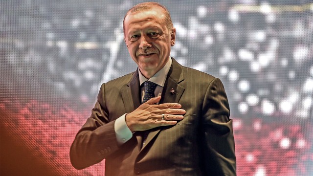 Presiden Turki, Recep Tayyip Erdogan, memberi salam pada upacara di Istanbul, 15 Juli 2018. (Foto: AFP PHOTO / Ozan Kose)