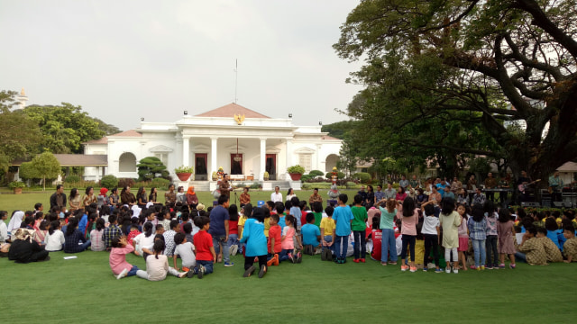 Jokowi dan Iriana bernyanyi bersama anak-anak di Istana Kepresidenan, Bogor. (Foto: Jihad Akbar/kumparan)