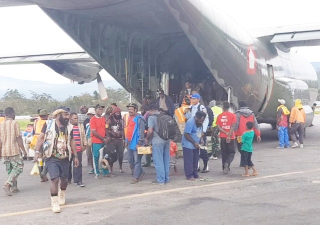 Gunakan Pesawat Hercules TNI, 33 Pengungsi Nduga Tiba di Wamena