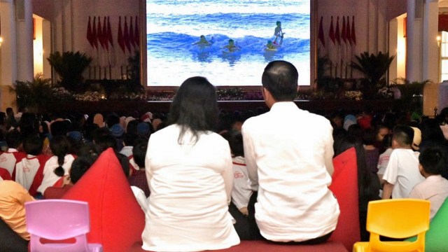 Jokowi dan Iriana Nonton Bareng Film Kulari ke Pantai di Istana Negara. (Foto: Agus Suparto/Presidential Palace )