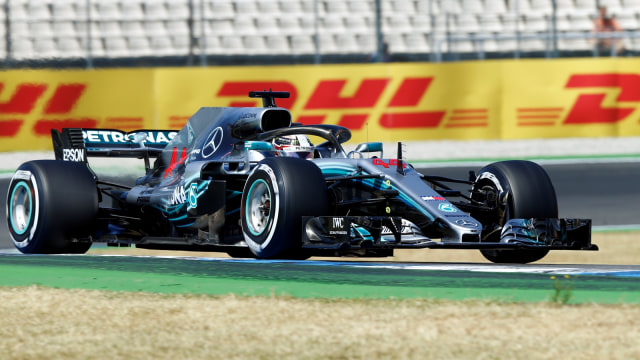 Pebalap Mercedes, Lewis Hamilton, menjajal Sirkuit Hockenheimring pada latihan bebas kedua GP Jerman, Jumat (20/7/2018) (Foto: Ralph Orlowski/Reuters)