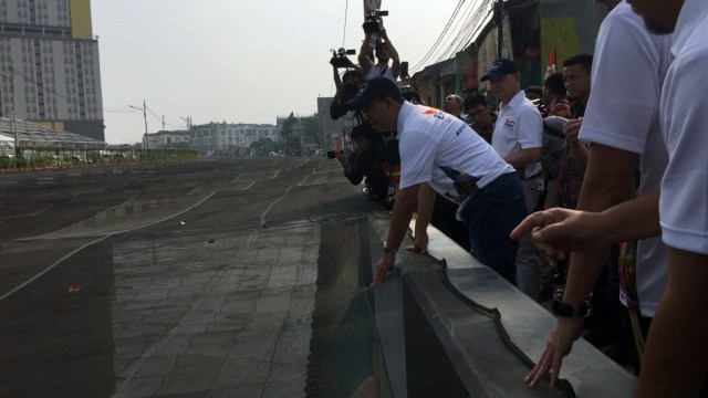 Anies dan Sandi tinjau Kali Item yang dipasangi jaring. (Foto: Moh Fajri/kumparan)