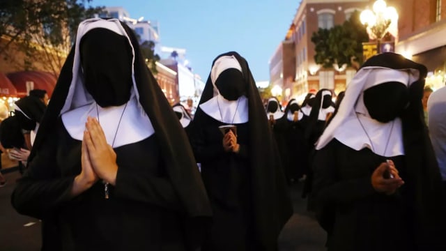 Cosplay The Nun di San Diego Comic Con 2018 (Foto: REUTERS/Mike Blake)