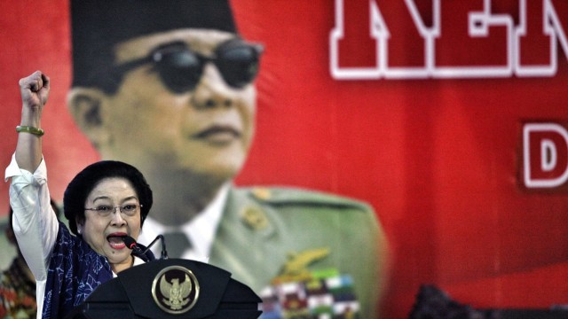 Presiden ke-5 Megawati Soekarnoputri berpidato saat peringatan haul Presiden Soekarno Ke-48 di Blitar, Jawa Timur, Kamis (20/6). (Foto: ANTARA FOTO/rfan Anshori)