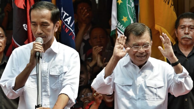 Calon presiden Indonesia Joko Widodo (kiri) memperkenalkan pasangannya, Jusuf Kalla dalam deklarasi di Gedung Joang 45, Jakarta pada 19 Mei 2014. (Foto: AFP PHOTO / Adek Berry)