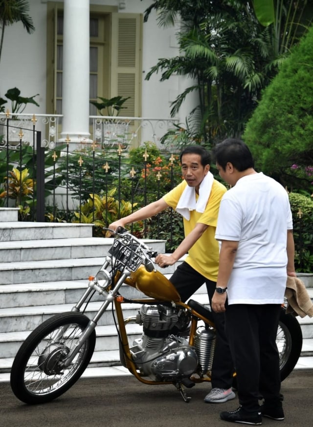 Jokowi dan Airlangga berbincang usai joging di Istana Bogor. (Foto: presidenri.go.id)