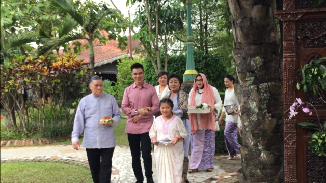 Baim Wong dan keluarga membawa seserahan (Foto: Sarah Yulianti Purnama)