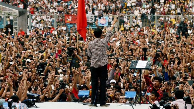 Jokowi di tengah massa pada kampanye Pemilu 2014. (Foto: AFP Photo/Agus Suparto)