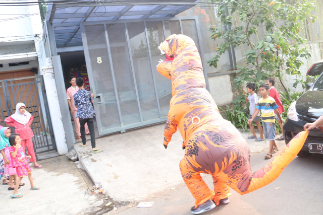 Kabarnya Richard Kyle memakai kostum dinosaurus (Foto: Munady)