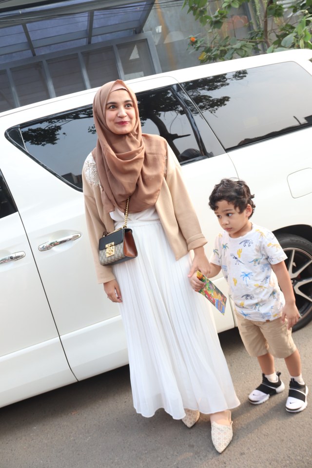 Shireen Sungkar datang bersama anak lelakinya (Foto: Munady)