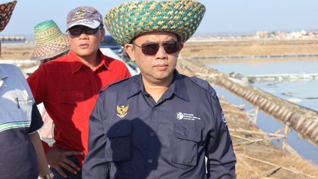 Agung Kuswandono, Deputi Bidang Sumber Daya Mineral, Energi dan Non Konvensional melakukan panen garam di Sumenep. (Foto: Phaksy Sukowati/kumparan)