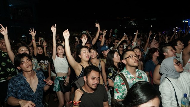 Suasana para penonton jelang lagu terakhir Lorde di We The Fest 2018. (Foto:  Garin Gustavian Irawan/kumparan)