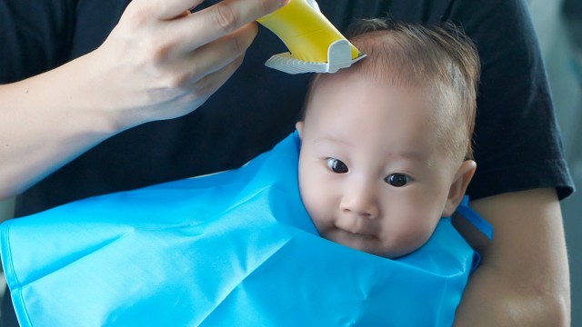 Mencukur rambut bayi. (Foto: Thinkstock)