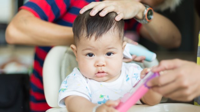 Mencukur rambut bayi. (Foto: Thinkstock)