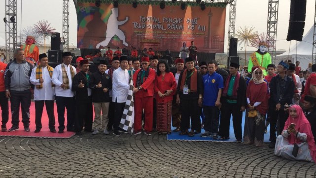 Wagub Jakarta Sandiaga lepas parade pesilat dalam Festival Pencak Silat Tradisional Betawi ke VIII di Monas, Jakarta Pusat, Minggu (22/7). (Foto: Fachrul Irwinsyah/kumparan)