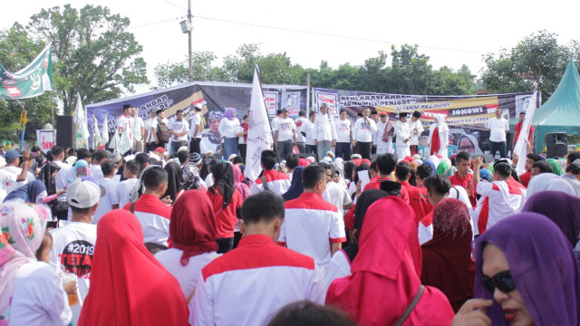 Aksi relawan #2019gantipresiden dan #2019tetapjokowi di Medan (Foto: Ade Nurhaliza/kumparan)